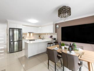 Modern 3BR Townhouse in Calamvale Near Parks and Shops - 9