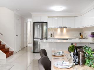 Modern 3BR Townhouse in Calamvale Near Parks and Shops - Algester - 2