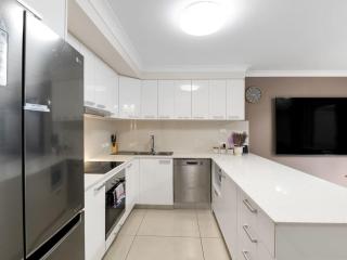 Modern 3BR Townhouse in Calamvale Near Parks and Shops - 1