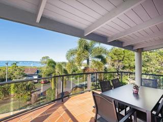 Coastal Family Escape with Pool Balcony and Bay Views - Ormiston - 8