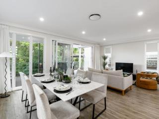 Spacious 4-Bedroom Bardon Retreat Across 2 Levels - Brisbane - 0