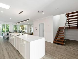 Spacious 4-Bedroom Bardon Retreat Across 2 Levels - Brisbane - 9
