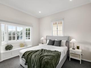 Spacious 4-Bedroom Bardon Retreat Across 2 Levels - Brisbane - 8