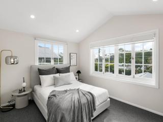 Spacious 4-Bedroom Bardon Retreat Across 2 Levels - 4