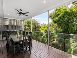 Spacious 4-Bedroom Bardon Retreat Across 2 Levels - 8