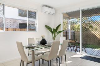 Modern 4BR Comfort in Quiet Park Ridge Location - 8