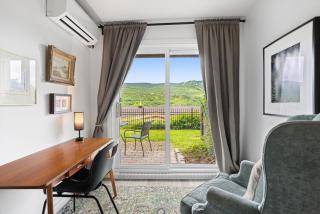 Chic One-Bedroom Condo With Lake View - 9