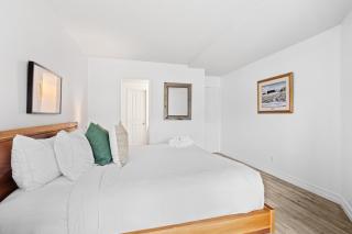 Chic One-Bedroom Condo With Lake View - Mont-Tremblant - 2