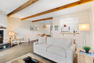 Stunning One-Bedroom Condo With Lake View - 9