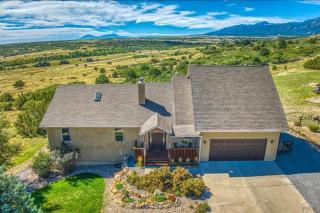 Hillside Haven Hot Tub & Stunning Mountain View - Colorado City - 0