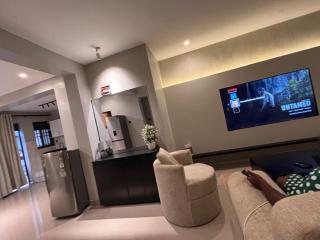 Home2Suite by Veronica Bunga-Buziga-Munyonyo- Luxury with Netflix, DStv, Wi-Fi, & Free Parking - 3