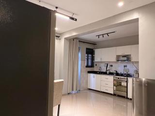Home2Suite by Veronica Bunga-Buziga-Munyonyo- Luxury with Netflix, DStv, Wi-Fi, & Free Parking - 3