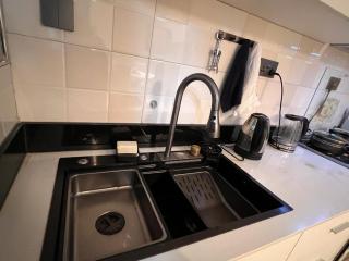 Home2Suite by Veronica Bunga-Buziga-Munyonyo- Luxury with Netflix, DStv, Wi-Fi, & Free Parking - 1