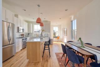 Spacious 2BR - New Luxury Townhouse Stay - Portland - 7