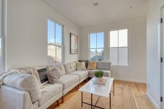 Spacious 2BR - New Luxury Townhouse Stay - 4