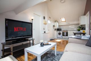 Stylish 2BR City Center Flat with Views, WiFi & Near Train! - - 5