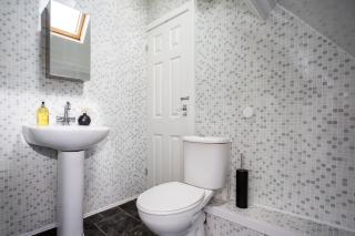 Stylish 2BR City Center Flat with Views, WiFi & Near Train! - - 4