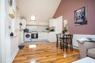 Peaceful 2BR Ensuite - Fast WiFi, City Views & Near Train Station! - 1