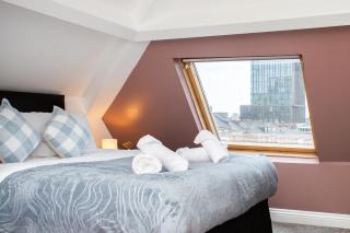 Stylish 2BR City Center Flat with Views, WiFi & Near Train! - - 9