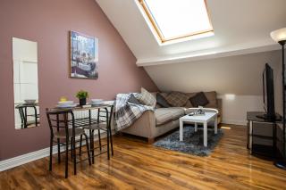 Stylish 2BR City Center Flat with Views, WiFi & Near Train! - - 8