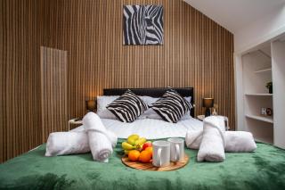 Peaceful 2BR Ensuite - Fast WiFi, City Views & Near Train Station! - 0