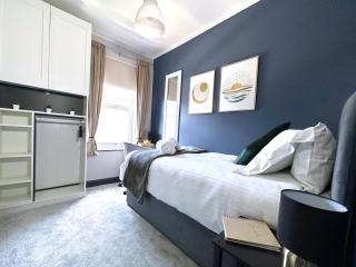 Comfortable 3 bed home near Leeds city centre, family and contractor friendly - 0
