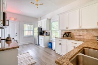 Eclectic 2BR - Victorian Charm - Steps to Fun - 2