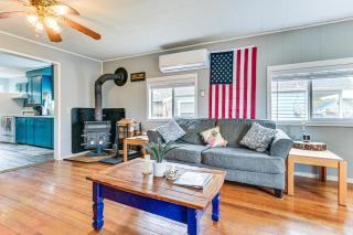 Walk to Beach Charming Home - 3 Mi to Seabrook - 4