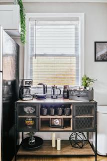 Charming & Cozy Getaway - A Heroic Stay Awaits! - 6