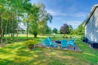 Fire Pit, Deck and Water Views Athens Home! - Athens - 9