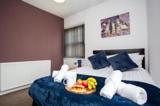 Vibrant 3BR City Flat with Views, WiFi & Close to the Train! - - 9