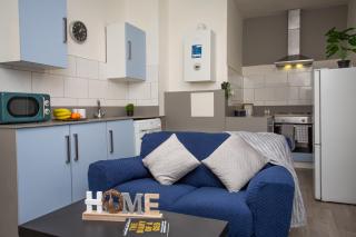 Vibrant 3BR City Flat with Views, WiFi & Close to the Train! - - 7