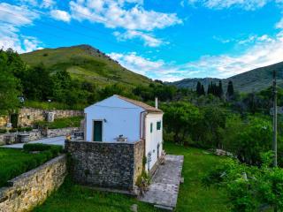 'Perithyron', Konstantina's House, Old Perithia - An Authentic stone Retreat in Corfu's most Historic Village - Ypsilás - 1