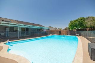 Backyard Oasis Private Villa Pool Hot Tub - 0