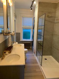 Updated 2 bedroom close to downtown and university - 4