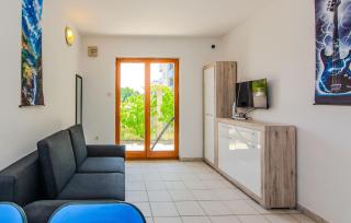 1 Bedroom Nice Apartment In Nin - 9