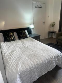 2 Luxury Interconnecting Twin Rooms-Shared Space - 9