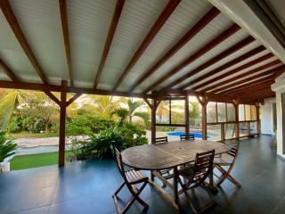 Beachfront villa with large garden and pool - 0