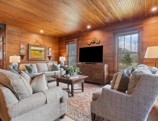Leiper's Retreat - Secluded 3 BDR Craftsman Home - 3
