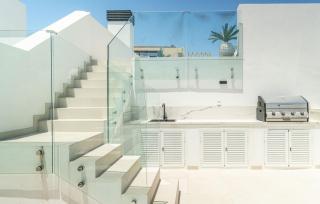 Stylish Urban Escape 2-Bedroom Apartment with Rooftop Pool - 7