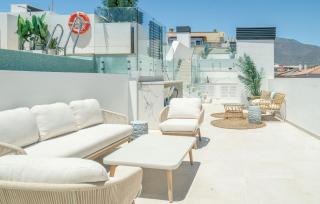 Stylish Urban Escape 2-Bedroom Apartment with Rooftop Pool - 4