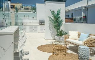 Stylish Urban Escape 2-Bedroom Apartment with Rooftop Pool - 1
