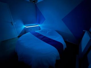 Chambre avec lit rond insolite proche gare TGV - - 8