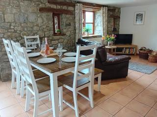 4 Bed in Llandovery 82440 - Llanfair-ar-y-bryn - 1
