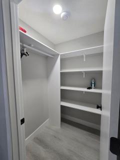 Spacious Basement Suite - 2 Queen beds - Edmonton - 4