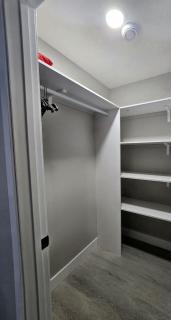 Spacious Basement Suite - 2 Queen beds - 2