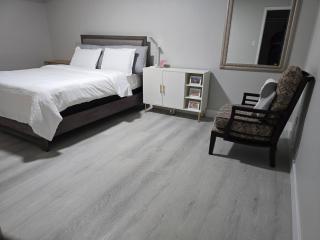 Spacious Basement Suite - 2 Queen beds - 5