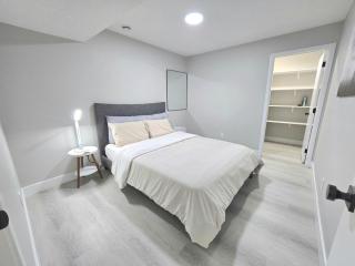 Spacious Basement Suite - 2 Queen beds - 3