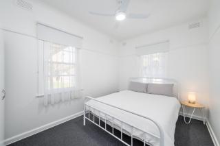 Lil beauty Nth Central near Hosp 3BR Reno w ample parking and Wifi - 2