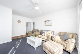 Lil beauty Nth Central near Hosp 3BR Reno w ample parking and Wifi - 9